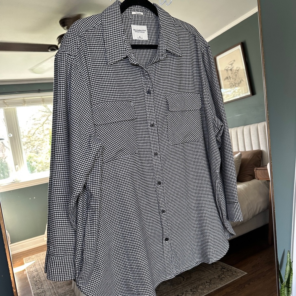 Abercrombie black and White Button Down Shirt
